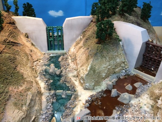 日鐵住金建材のジオラマのダムの拡大写真（東京ビッグサイト展示）