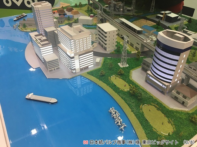 日本紙パルプ商事の海とビルのジオラマ（東京ビッグサイト展示）