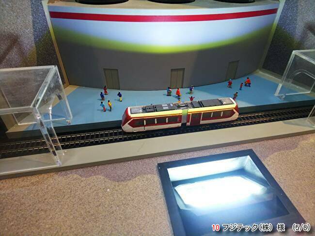 フジテックシンガポール支社のロビー展示ジオラマの電車部分を撮影した写真