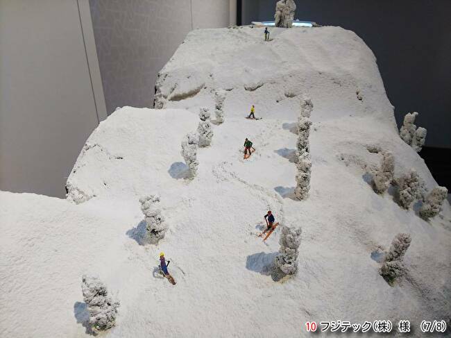 フジテックシンガポール支社のロビー展示ジオラマの雪山部分を撮影した写真