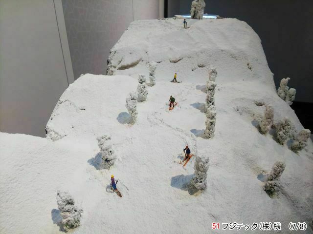 フジテックシンガポール支社のロビー展示ジオラマの雪山を撮影した写真